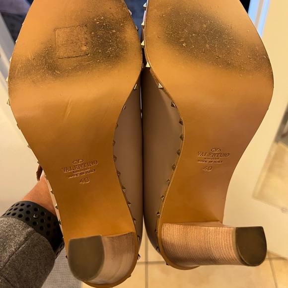 Valentino nude-pink leather Mary Janes are the ultimate do-it-all shoes. - Picture 3 of 5